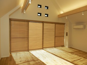 吹き抜け天井に木の梁で作ったオリジナル照明